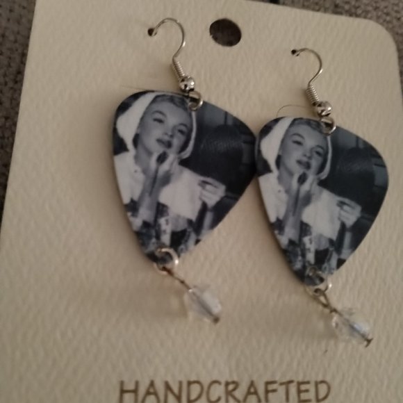 MARILYN MONROE GUITAR PICK NECKLACE & EARRINGS SRT - Picture 2 of 2